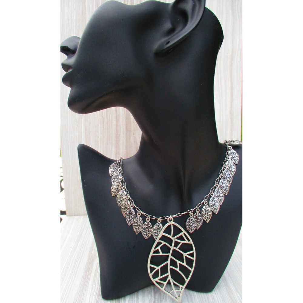 Jessica Simpson Matte Silver-Tone Leaf Necklace 16" - Picture 4 of 10